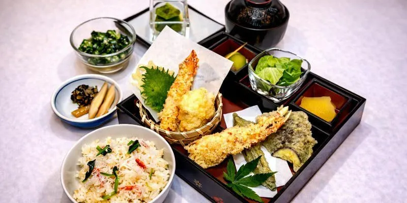 【納涼床ランチメニュー】～松花堂ランチ～かに天ぷら、かに飯など全7品