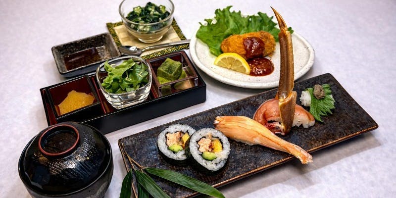 【納涼床午餐菜單】～螃蟹壽司御膳～螃蟹壽司拼盤、蟹肉奶油可樂餅等共6道菜