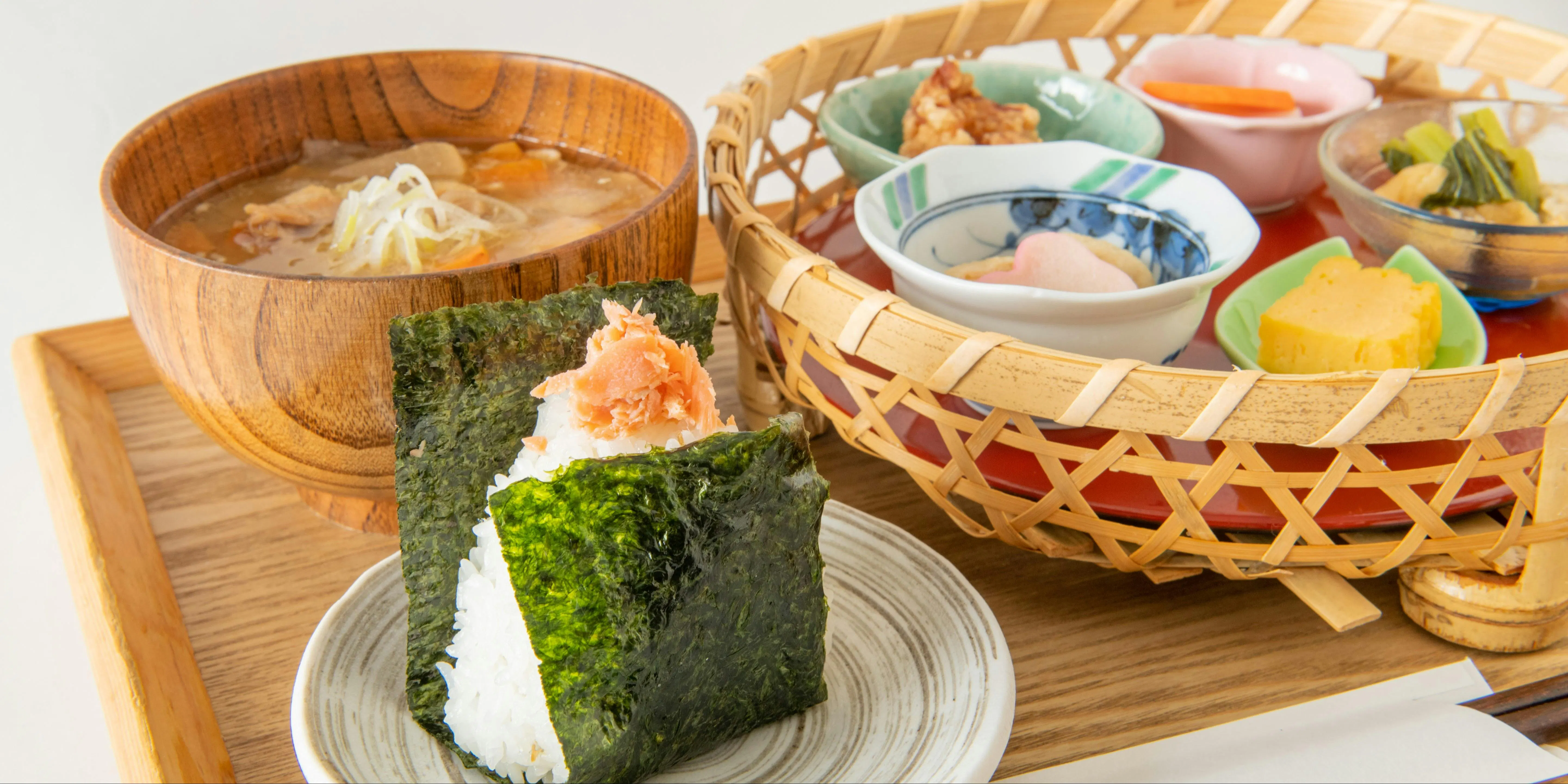 【Weekends and Holidays Only Lunch】Obanzai, Sashimi, Grilled Dish or Tempura, Rice Ball, Tonjiru - Total of 4 Items