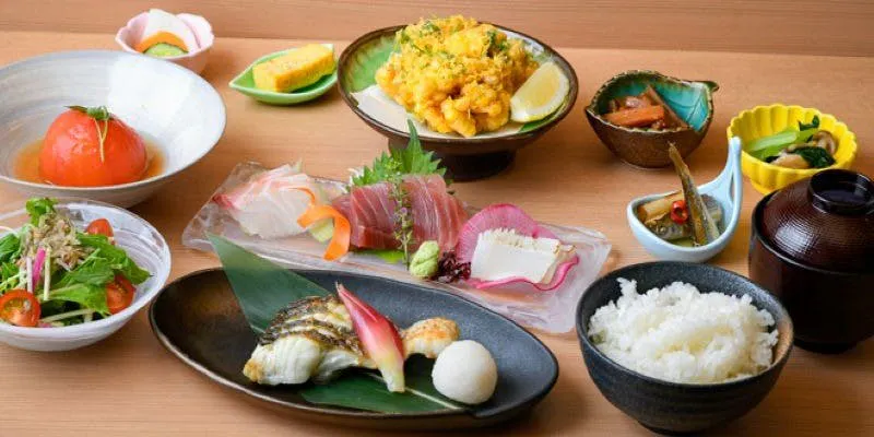 【滿足套餐】稻庭烏冬、黑豚山椒燒、嫩煎回魚、時令砂鍋御飯等 共8道菜