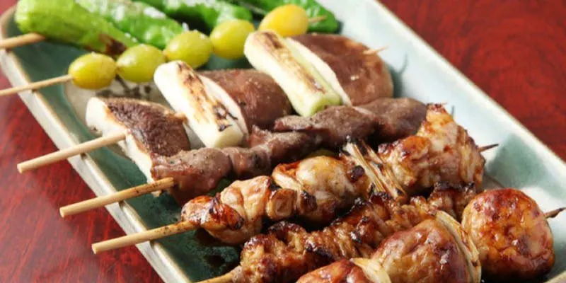 鸟肉串烧套餐7串,葱间、砂肝、鸡肉丸、香菇、柿子椒等,用娴熟的技艺烤制的串烧可随意享受!