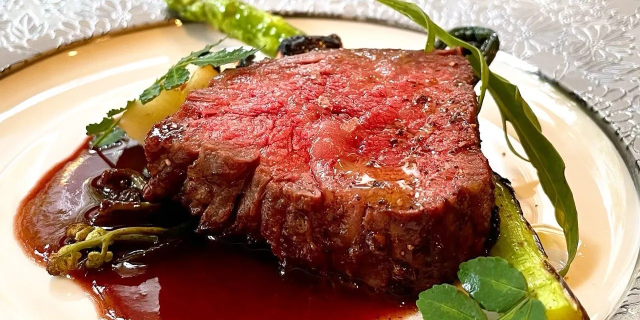 ビール付飲み放題ご宴会プラン。メイン料理はビーフのタリアータ