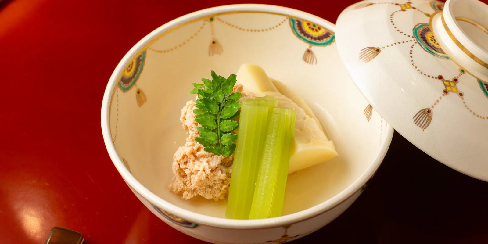 【賀茂川手提げ弁当】天ぷら、季節のごはんなどをご堪能いただけます。