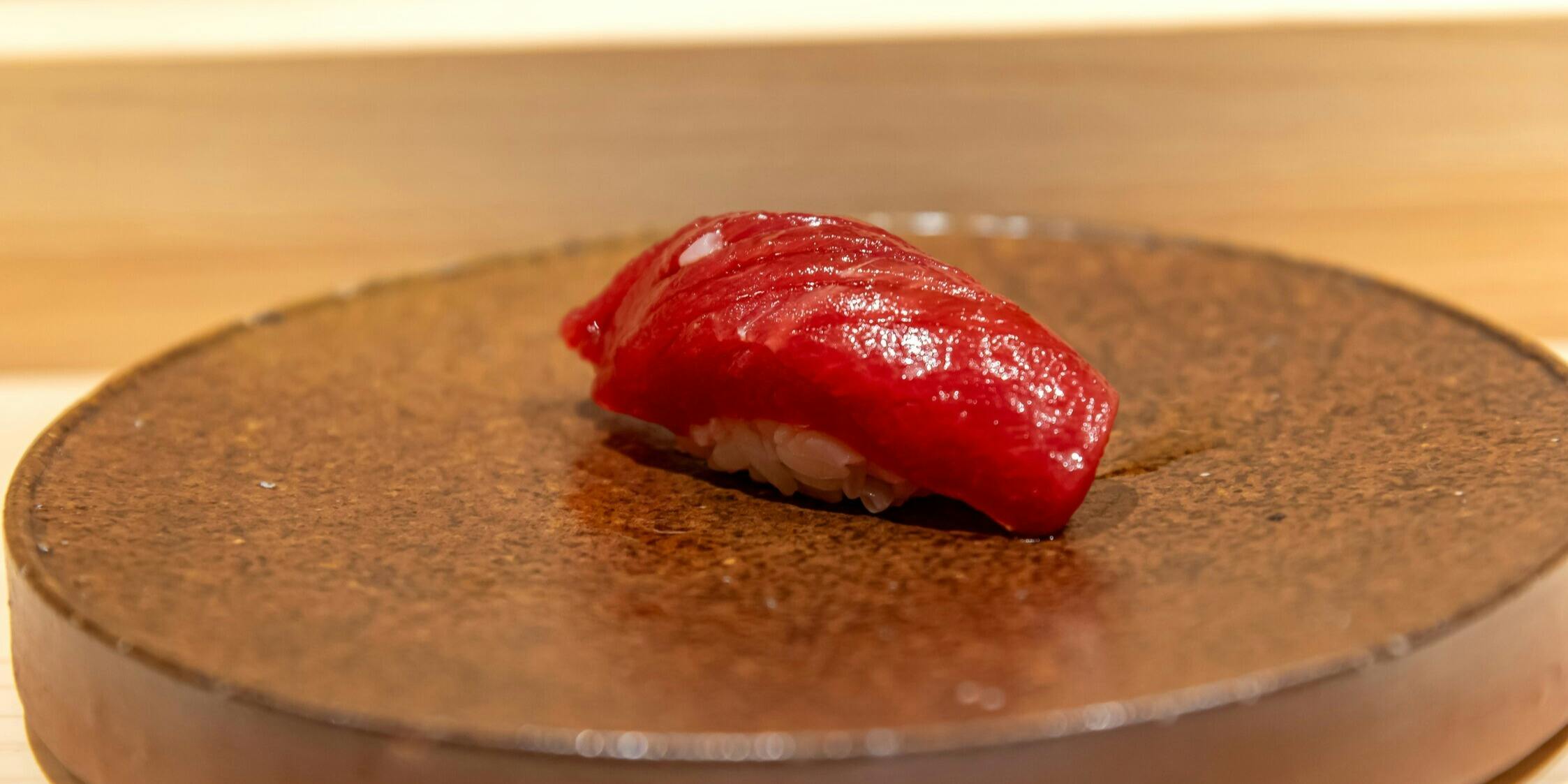 [Omakase Course] A course where you can enjoy delicacies, chawanmushi, approximately 15 pieces of nigiri, rolls, red miso soup, and more.