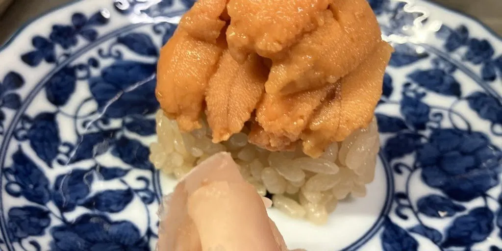 《特上にぎりコース》特上天然魚の握り8貫をメインに巻物2巻・八寸やお造り・焼き物に椀物などこだわりの品々を堪能。
