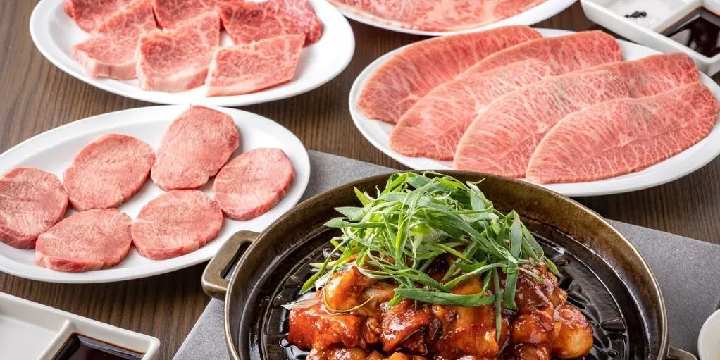 【五种肉拼盘！】在市套餐包括上等盐牛舌、内脏、人气混合烤肉等各种肉类。
