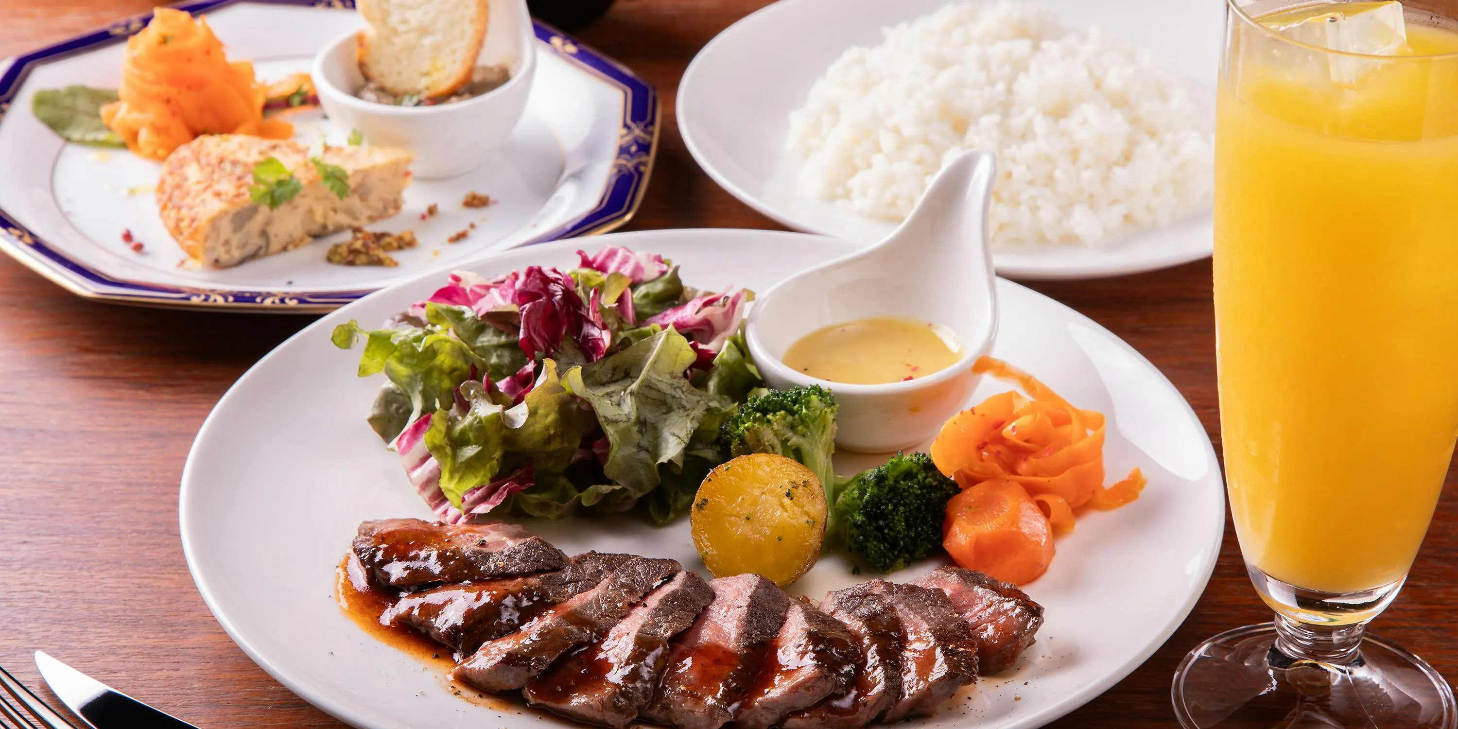 土・日・祭日限定【お肉のランチセット】ちょっぴり贅沢な週末に（前菜・サラダ・お肉・ドリンク付）2980円