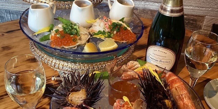 굴, 성게, 연어알, 새우, 게를 맛볼 수 있는 시푸드 플래터 코스를 즐길 수 있다.