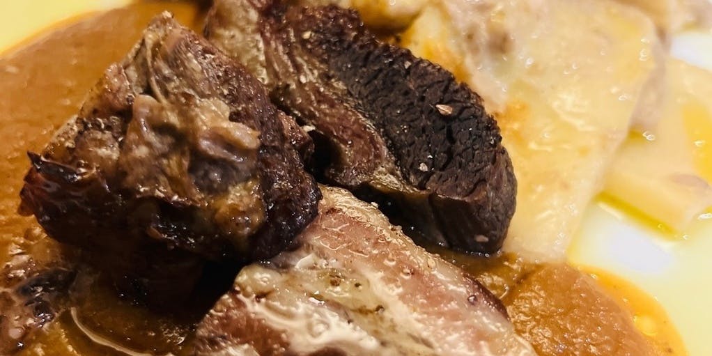 【萬ベ洛宴會】請享用當日最佳的野味肉類，搭配美酒一起品嚐。