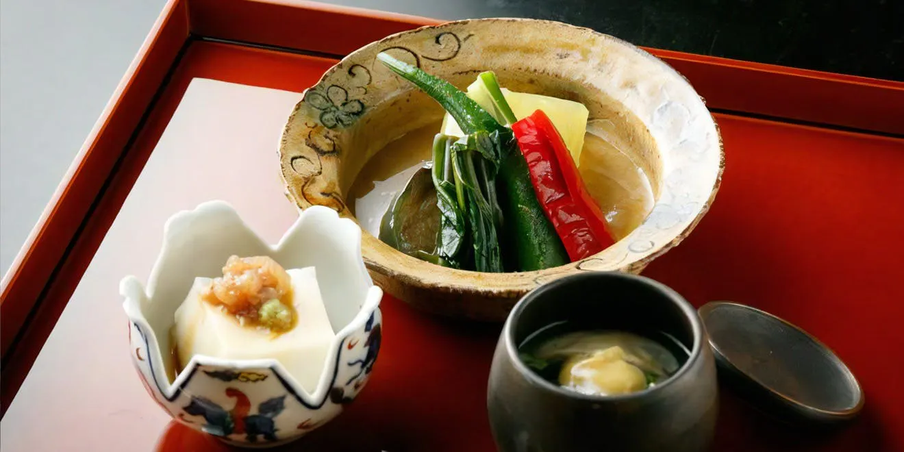 烧芝麻豆腐 / 时令蔬菜和蒸星鳗 / 天然真鲷刺身 / 丸美猪肉 / 春卷 / 安纳芋砂锅 全6道菜