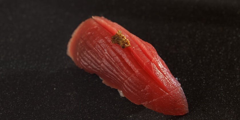 特选套餐 使用精选的海胆和鲑鱼子、本鲔鱼、赤睦等当季食材的特别套餐