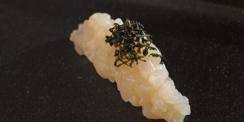 主厨推荐套餐 在尝遍包括9道小吃在内的季节性食材制作的10款寿司等主厨精选的佳肴。