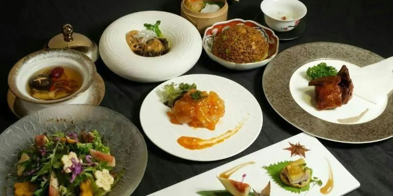 【網師園】전복 통조림 조림, 새끼 비둘기 향전, 새우 칠리소스, 흑볶음밥 등의 코스