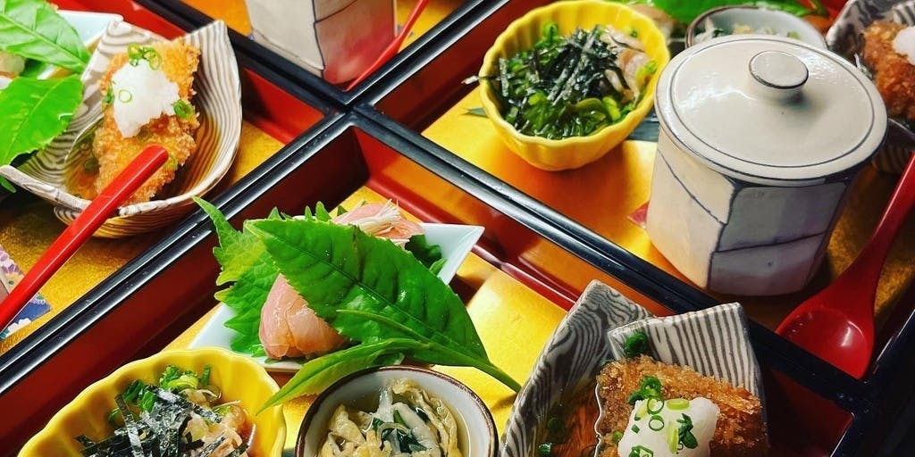 “接待、特别日子使用”含有严选牛肉炭火烧的优惠套餐。