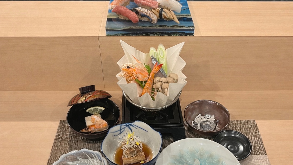 おまかせ寿司10貫とふぐ刺身　寄せ鍋付コース