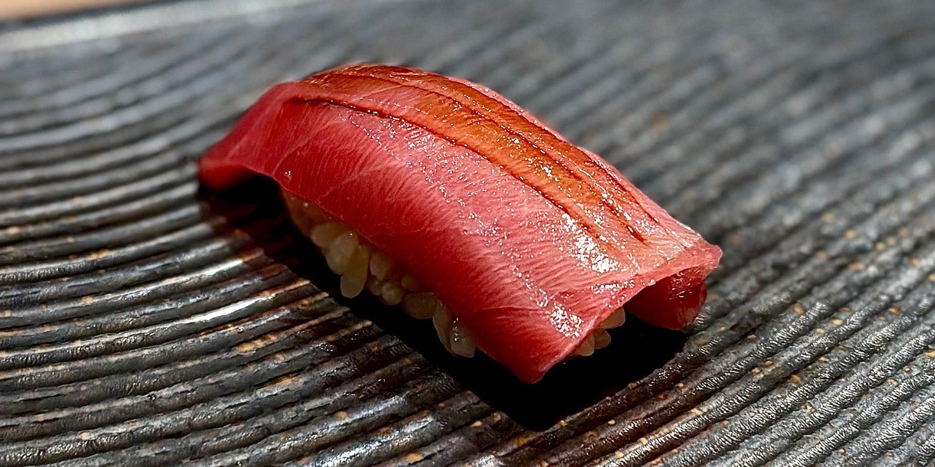 濵のおまかせコース〈Omakase Course 〉  旬の食材と日々の仕入れに合わせて構成する、つまみと握りのコースです。 素材の持ち味を丁寧に引き出した一品料理と、その日の最良の状態でお出しする握りを織り交ぜ、コースとしての流れを大切にご提供いたします。 ゆったりとした時間の中で、お食事をお楽しみください。