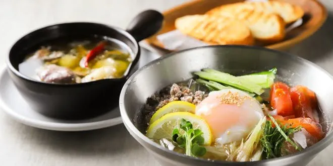【焼肉ロースターを使わない居酒屋コース】ロースター不要の居酒屋コース。馬刺し・低温調理肉・もつ煮・チーズフライなど、お酒が進む肉料理が充実。煙を気にせず、気軽に楽しめる満足コースです。