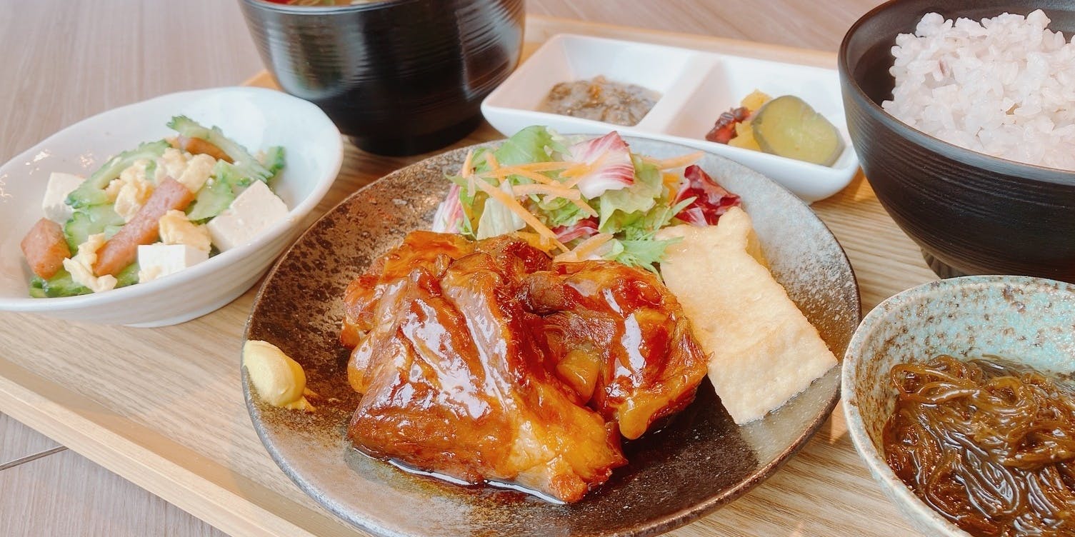 【2時間半飲放題／満足】ラフテーやグルクン唐揚げ定番沖縄料理が満足できる「島の恵みコース」10品5,000円