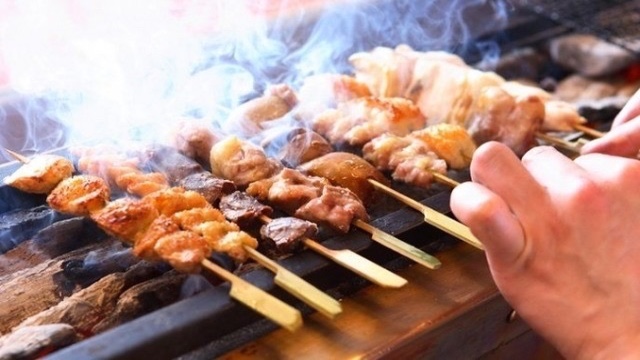 명물 만주야키 【숯불 꼬치 만끽 코스!】 150분 음료 무제한(생맥주 포함)・전 13품 6050円→5500円