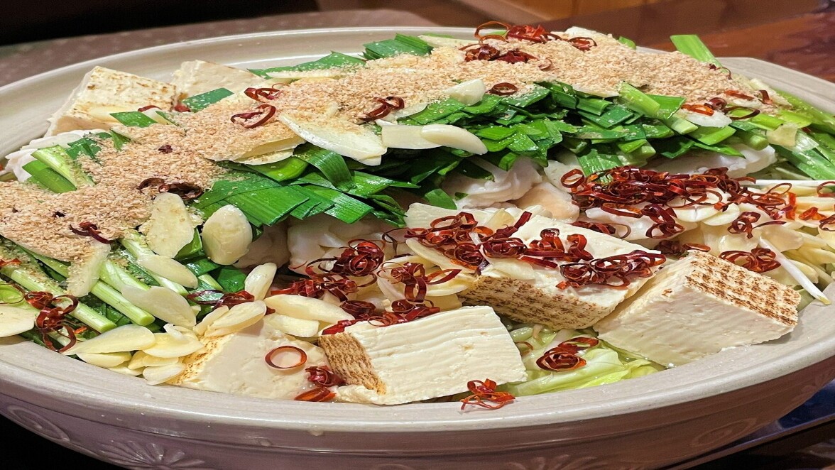 【2.5小時暢飲附贈】包含牛內臟火鍋、烤雞肉串拼盤的超滿足套餐