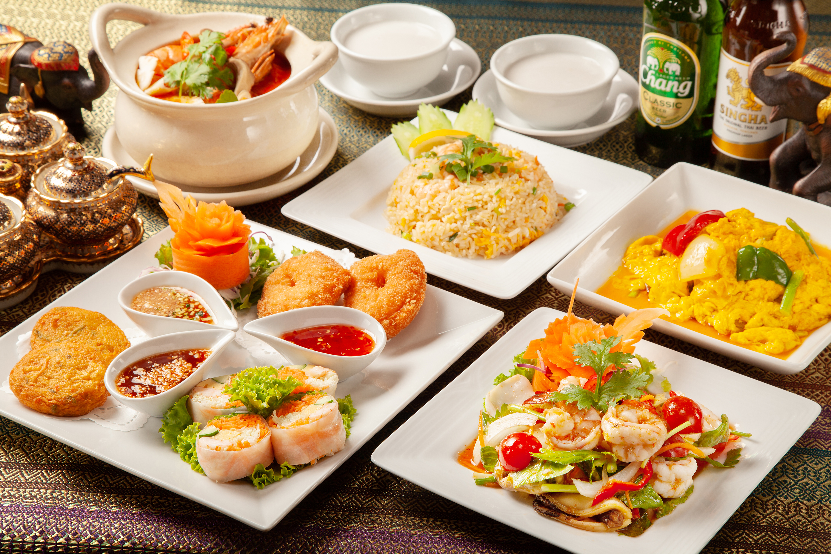 [Course B] Indulge in luxurious dishes such as seafood fried rice and stir-fried crab curry.
