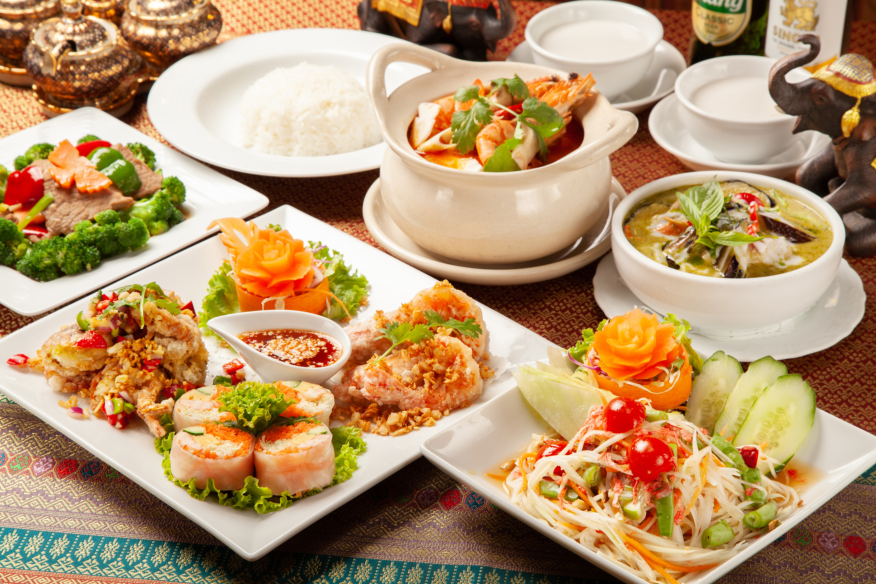 [C Course] Savor authentic dishes to your heart's content, such as spicy fried crab and beef stir-fried with oyster sauce.