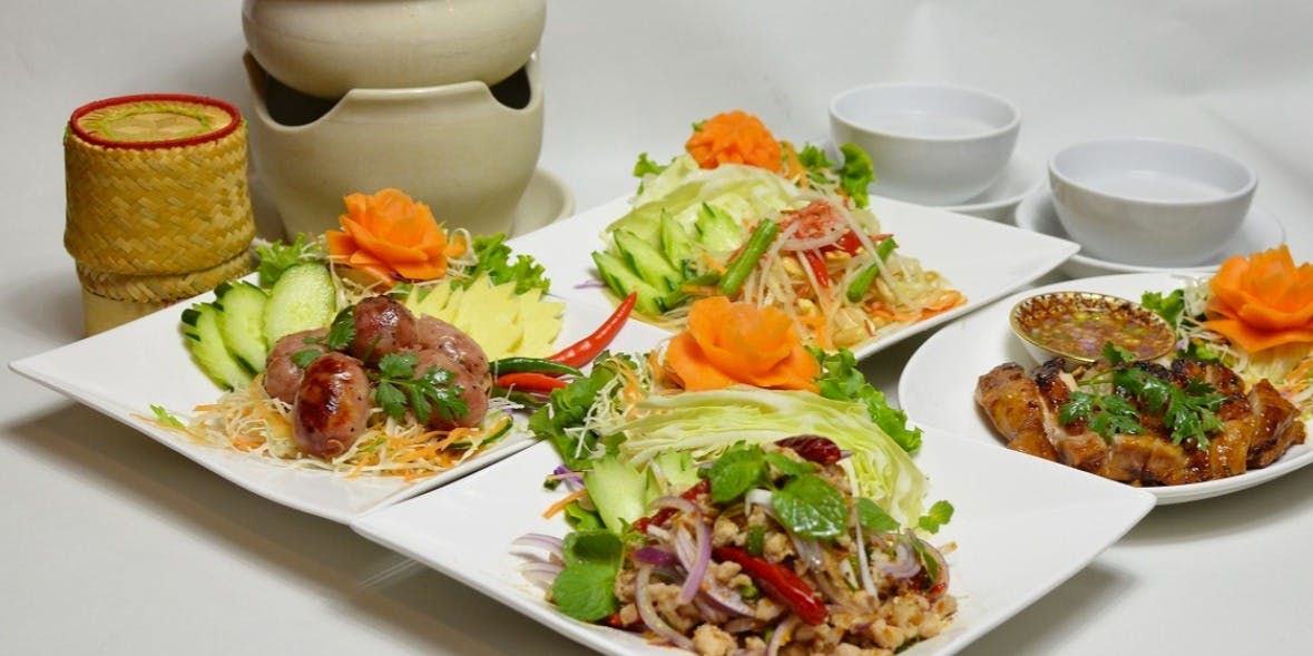 [Isan Course] Enjoy the cuisine of northeastern Thailand, such as Thai sausage, soup, and charcoal-grilled style chicken.