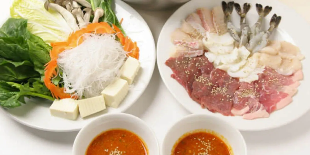 【タイスキ】牛、豚からホタテ、海老、野菜まで多彩な具材と共に楽しむタイの鍋料理