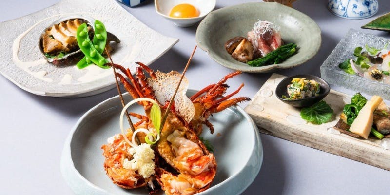 「海鲜荟萃套餐」以鲍鱼和伊势龙虾为主打，尽享美味。附特制寿喜烧