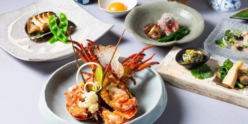 「海鲜荟萃套餐」以鲍鱼和伊势龙虾为主打,尽享美味。附特制寿喜烧