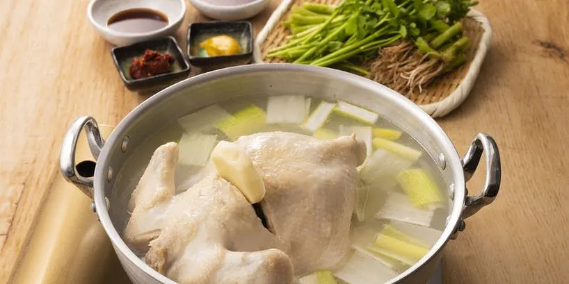닭한마리(鶏一羽鍋)와 닭꼬치 3개