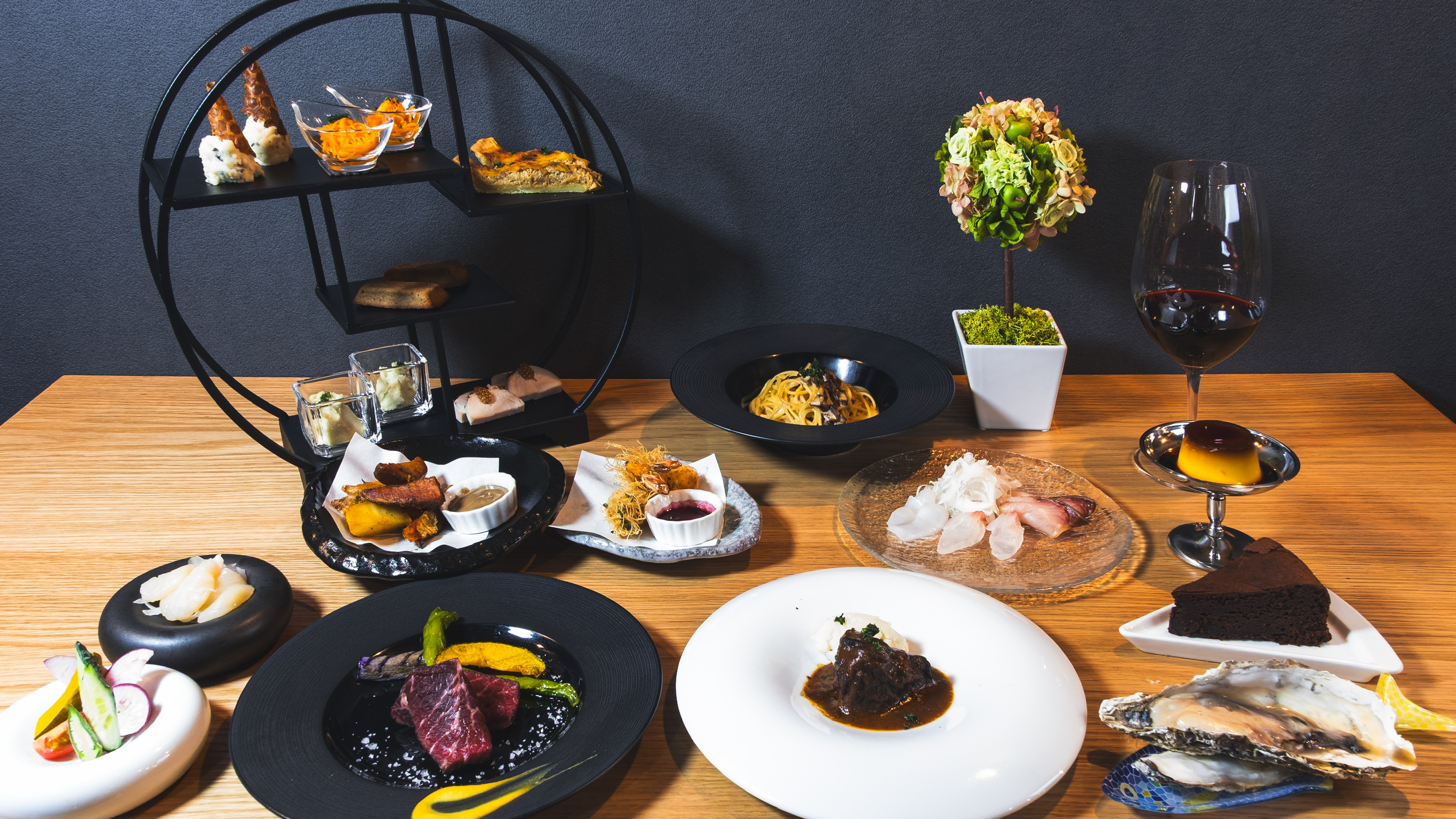 A luxurious course where you can enjoy everything from Tokachi Hokkaido veal and domestic beef cheek meat stewed in red wine to fresh oysters and seafood delivered directly from the source.