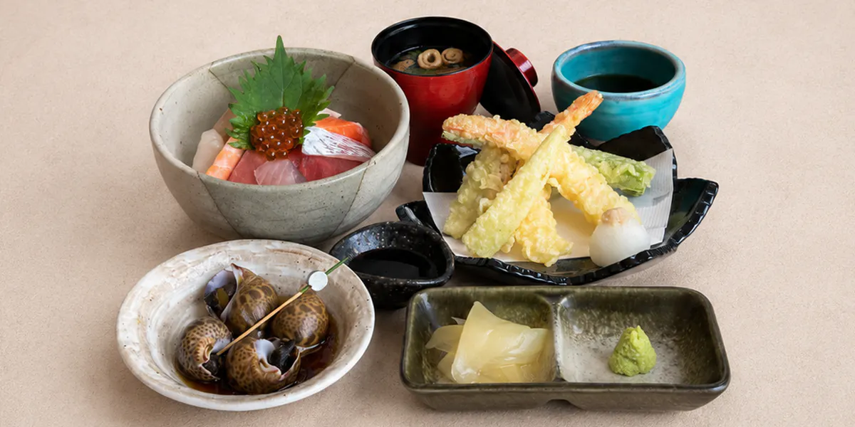海鮮丼御膳/海鮮丼、小菜、天婦羅、紅味噌湯