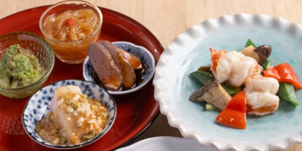 【ランチコース】前菜4種、フカヒレスープ、点心3種、メイン料理2品、御飯物、デザート全7品