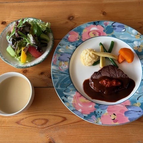 B午餐（肉类主菜）＋2,200円可更改为配鹅肝