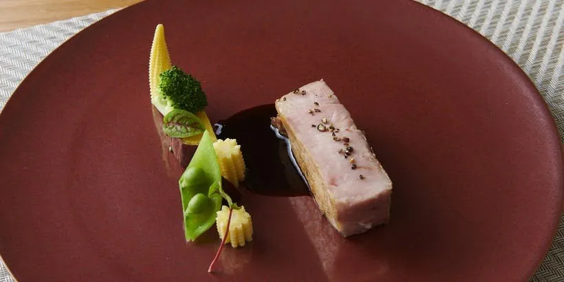 【晚餐主厨推荐套餐】包括开胃小吃、浓汤,主菜为平户岛猪肉,共7道菜品