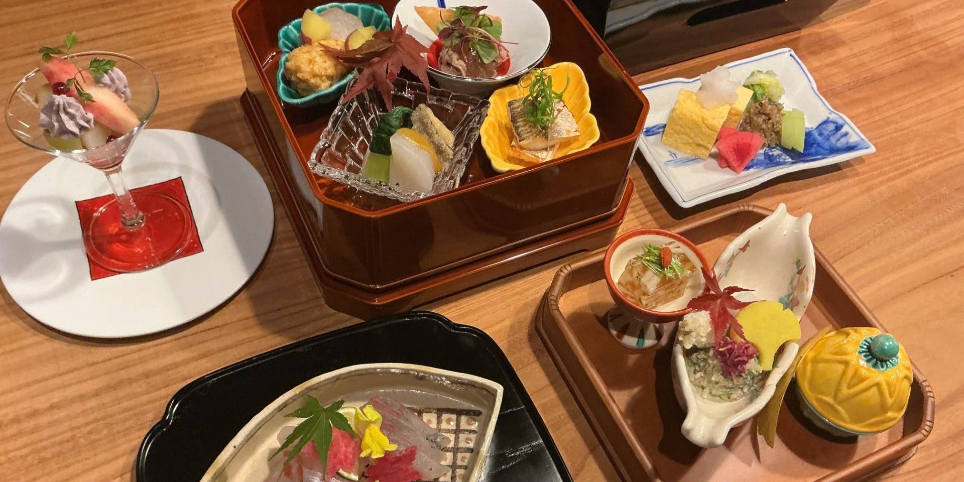 [Private Lunch Set Meal] Assorted 5 kinds of appetizers, 2 kinds of sashimi, Ookuji enko-mori, rice cooked in a pot, and more, for a total of 5 dishes.