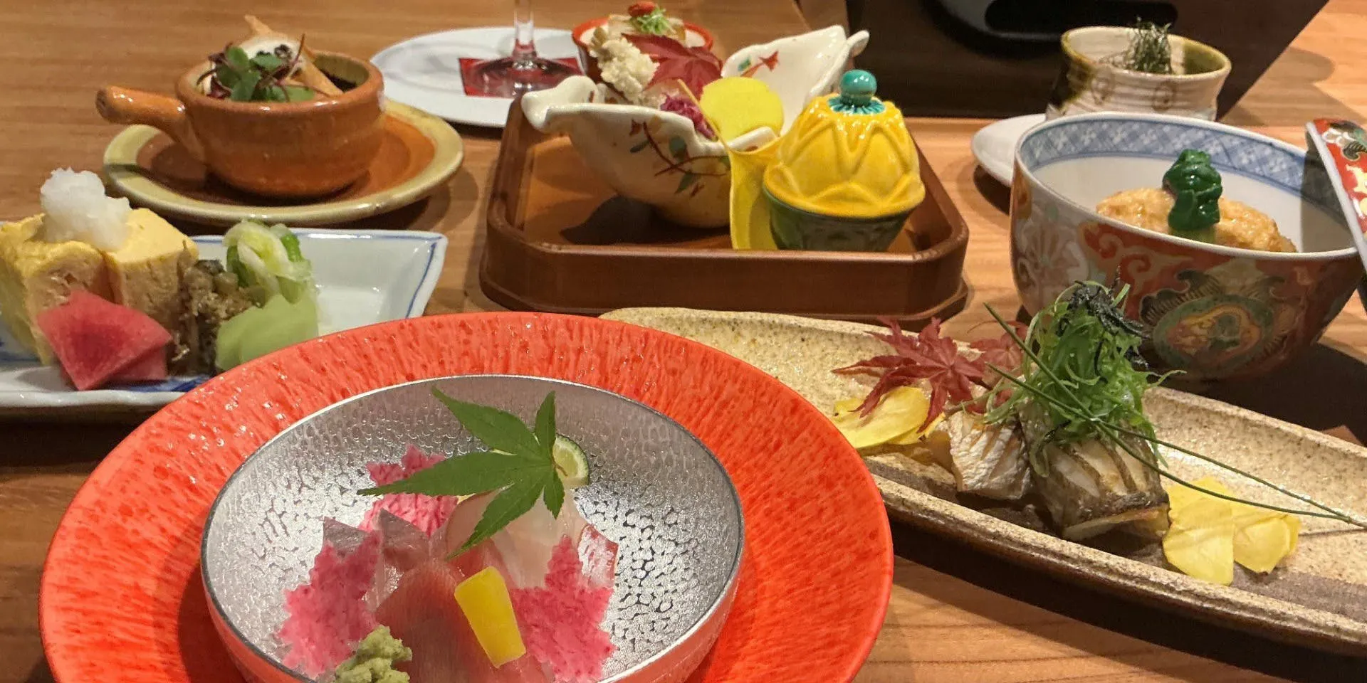 Lunch Kaiseki by the Chef: 5 kinds of appetizers, 2 kinds of sashimi, charcoal-grilled dishes, a special meat dish, rice cooked in an earthenware pot, and more, totaling 7 dishes.
