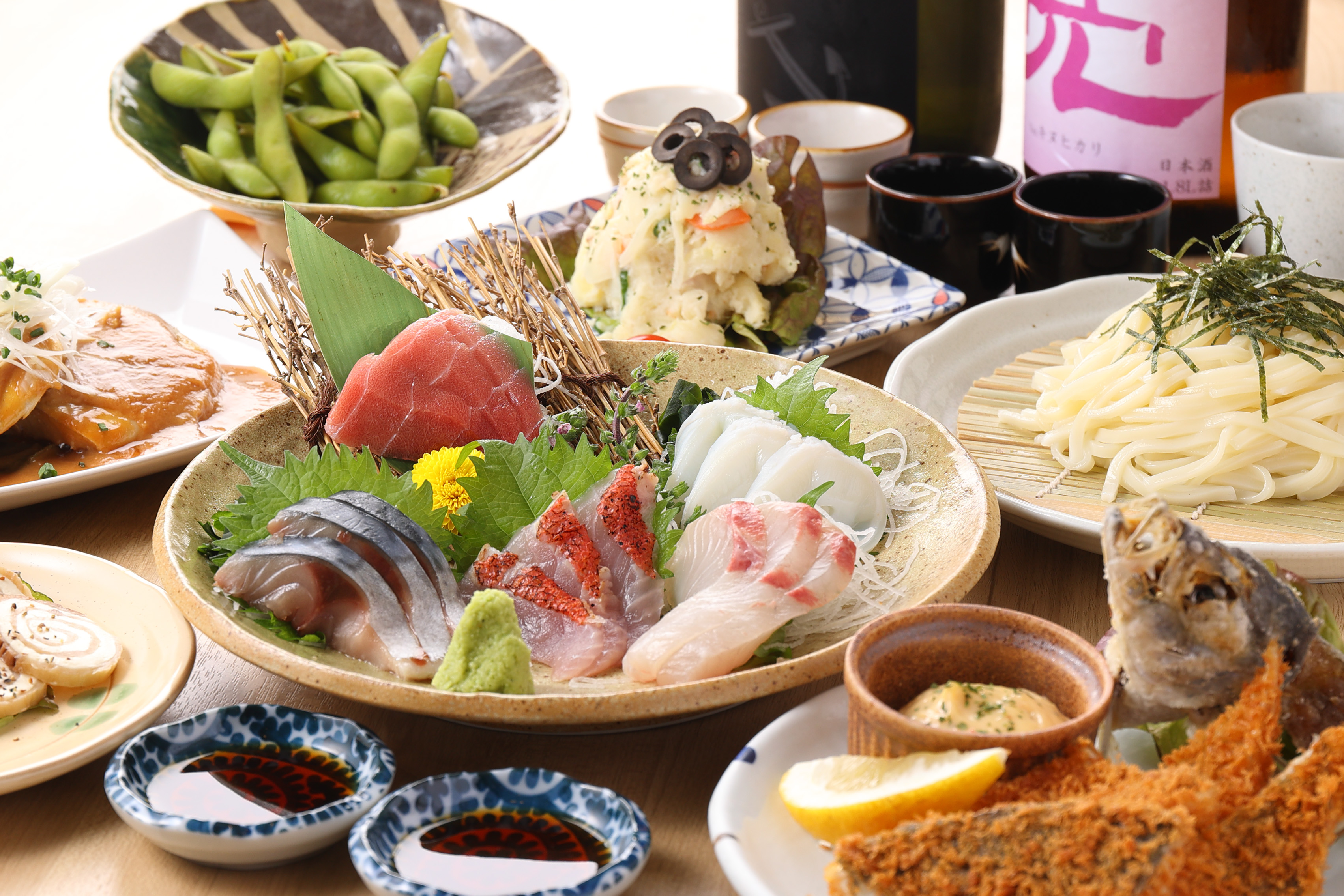 코스 요리 네트 예약 네트 예약(인바운드) 【인기 플랜】 2명부터 가능! ◆점주가 선택한 지역 술을 2시간 무제한으로! 신선한 회 5종 모듬, 사케와 어울리는 안주, 마무리까지 즐길 수 있는 《전 8품 스탠다드 코스》5,500엔(세금 포함)