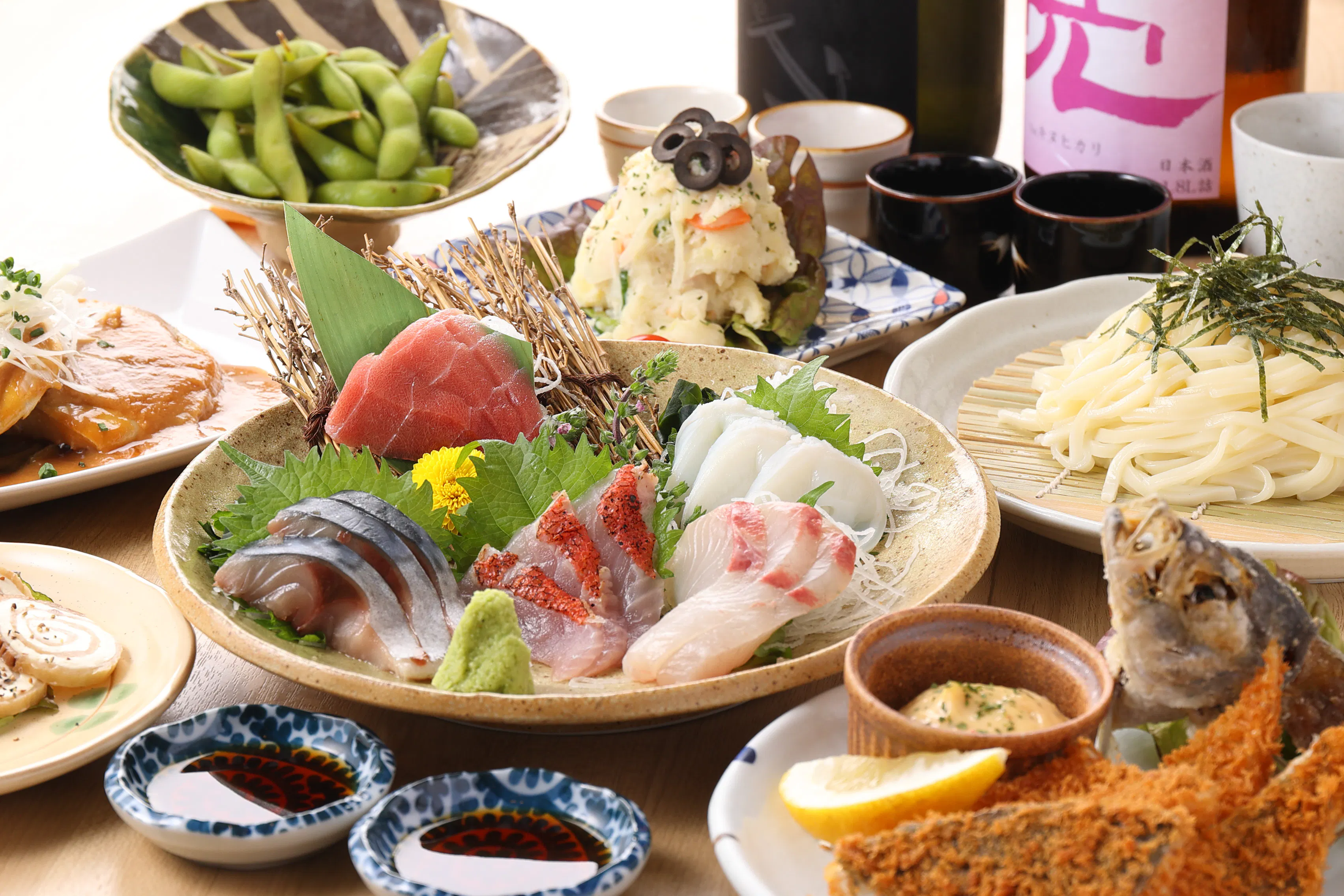 코스 요리 네트 예약 네트 예약(인바운드) 【인기 플랜】 2명부터 가능! ◆점주가 선택한 지역 술을 2시간 무제한으로! 신선한 회 5종 모듬, 사케와 어울리는 안주, 마무리까지 즐길 수 있는 《전 8품 스탠다드 코스》5,500엔(세금 포함)