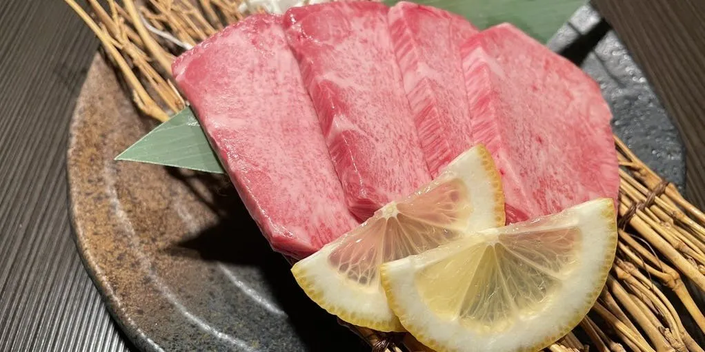 【暫時饗宴】包含近江牛的牛小排、牛內臟、牛里脊的燒烤套餐
