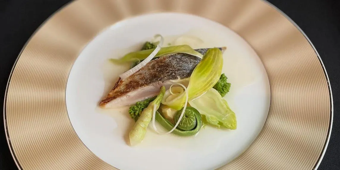 标准套餐 总共9道菜的奢华套餐，包括鱼料理、肉料理等。