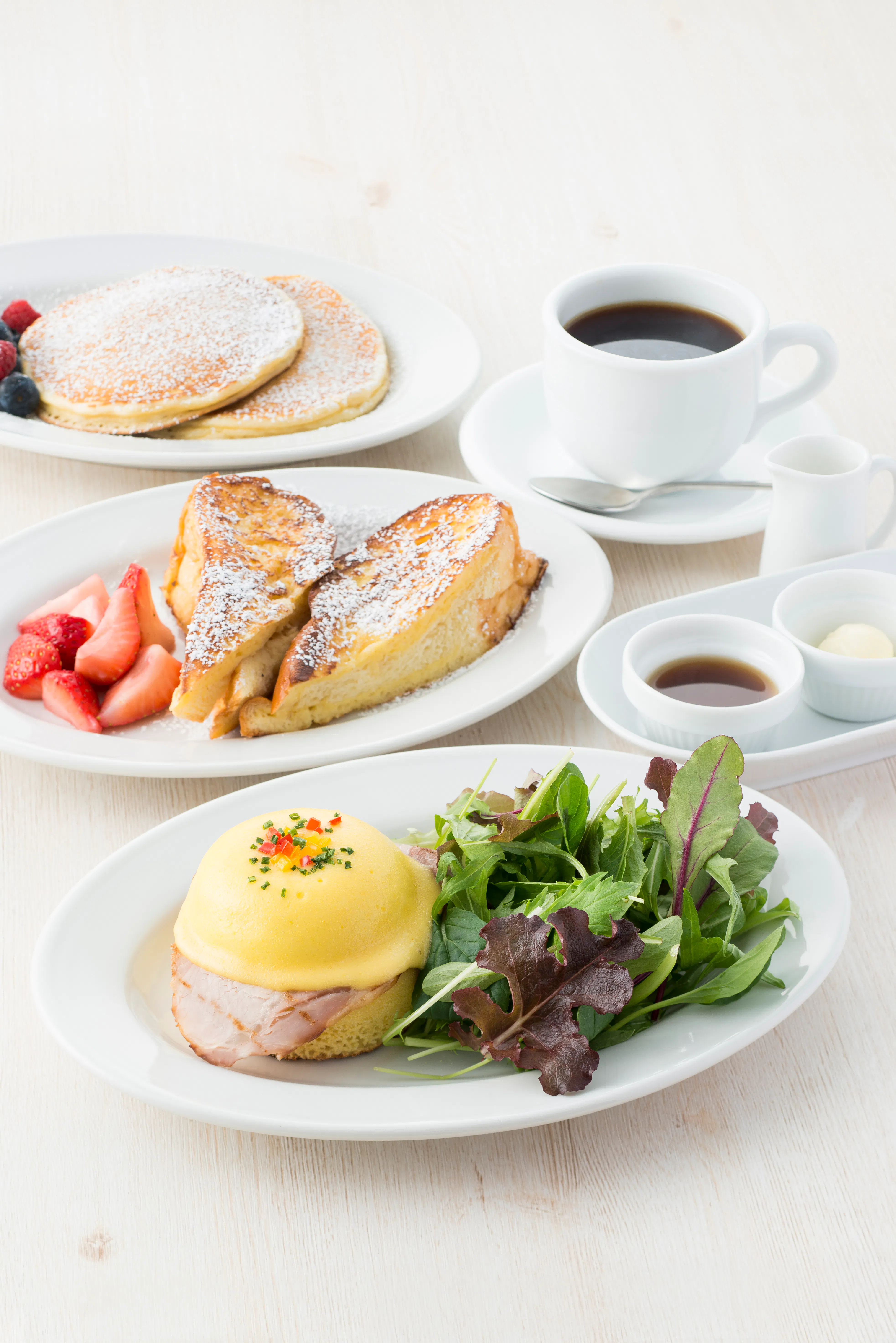【招牌料理】共三道菜，包括班尼迪克蛋和鬆餅