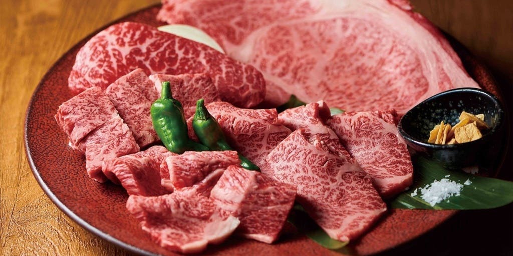 益市八条口名物【近江牛生ユッケ】や一押し【極厚モモ＆本日の厚切り】などが楽しめる充実コース