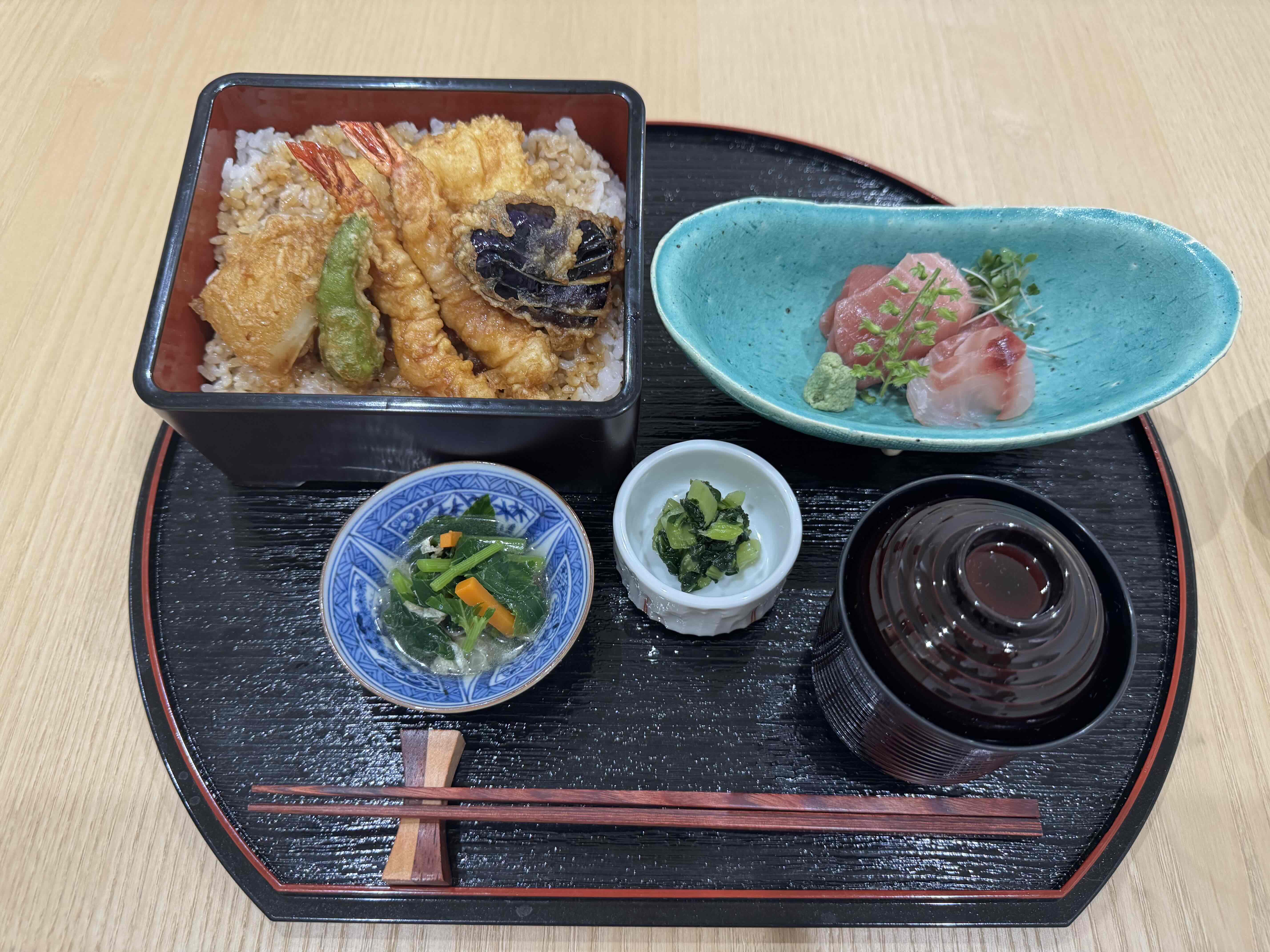 天妇罗盖饭与刺身套餐