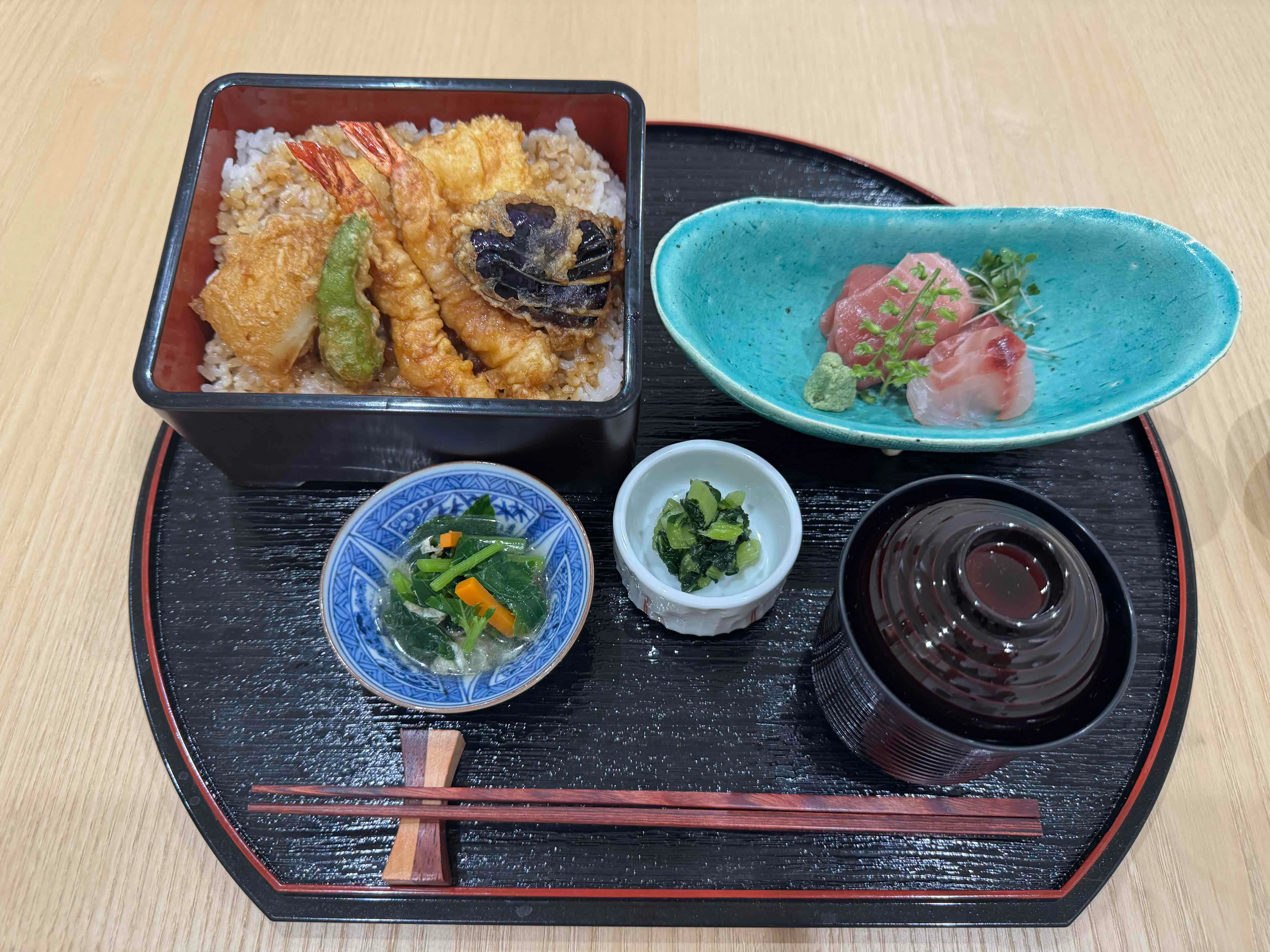 天妇罗盖饭与刺身套餐