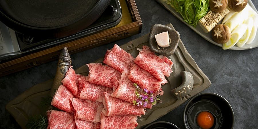 "최상급 일본산 흑소 리브로스 스키야키 코스" 두껍게 썬 최상급 리브로스를 맛보는 스키야키 코스 총 7품목