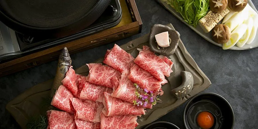 “极品和牛里脊肉寿喜烧套餐”厚切的极品里脊肉寿喜烧套餐 共7道菜