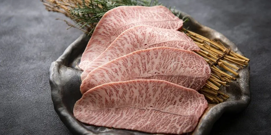 「匠 takumi 套餐」享用黑毛和牛极上沙朗牛排和厚切极致牛舌等，共15道菜品