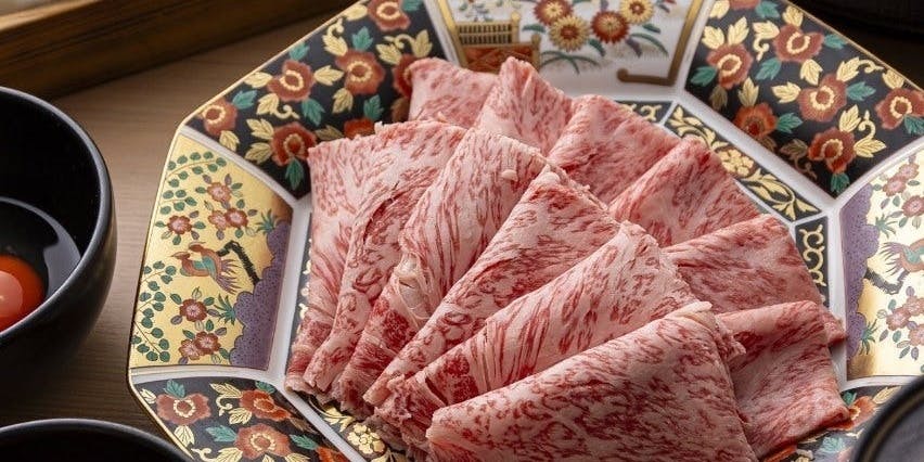 "Premium Black Wagyu Ribeye Sukiyaki Course" A sukiyaki course to savor thick slices of premium ribeye, consisting of 7 dishes in total.